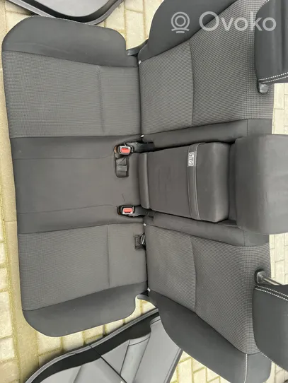 Toyota RAV 4 (XA40) Set interni 