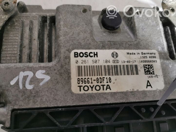 Toyota Yaris XP210 Moottorinohjausyksikön sarja ja lukkosarja 89661-0DF10