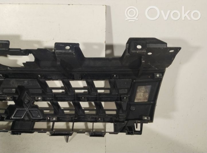 Mitsubishi Pajero Maskownica / Grill / Atrapa górna chłodnicy 7450A975