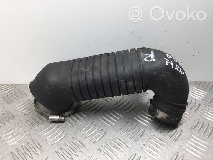 Volkswagen PASSAT B5.5 Tubo flessibile intercooler 8D0129615J