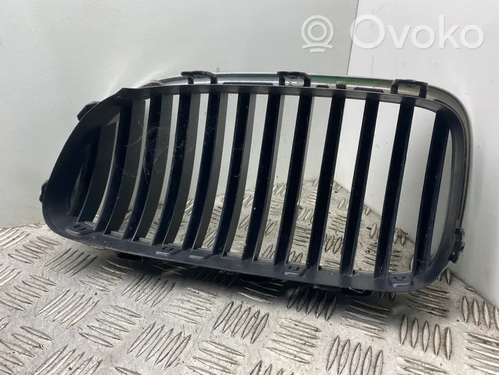 BMW 5 F10 F11 Grille calandre supérieure de pare-chocs avant 7200728