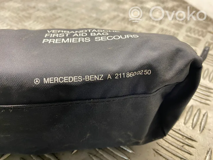 Mercedes-Benz E W211 Kit di pronto soccorso A2118600250