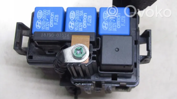 Hyundai ix20 Relay mounting block 