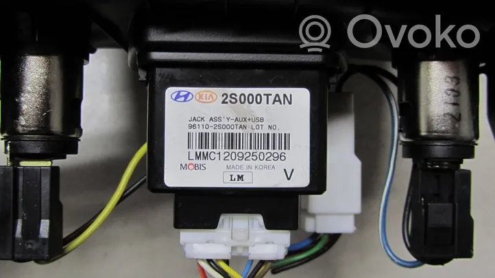 Hyundai ix35 Connettore plug in AUX 961102S000TAN