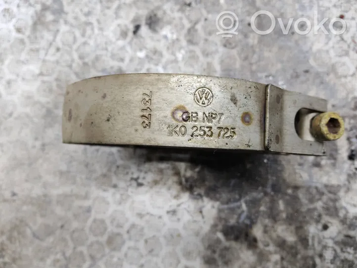 Skoda Octavia Mk3 (5E) Zacisk obejmy rury tłumika 1K0253725