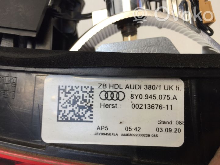 Audi A3 8Y Galinis žibintas dangtyje 8Y0945075A