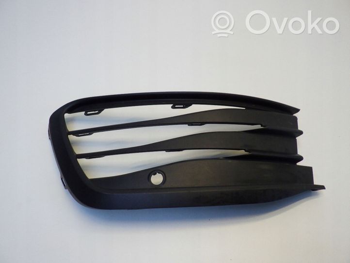 Volkswagen Golf VIII Grille inférieure de pare-chocs avant 5G0853665J