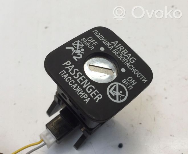 Mitsubishi L200 Passenger airbag on/off switch 