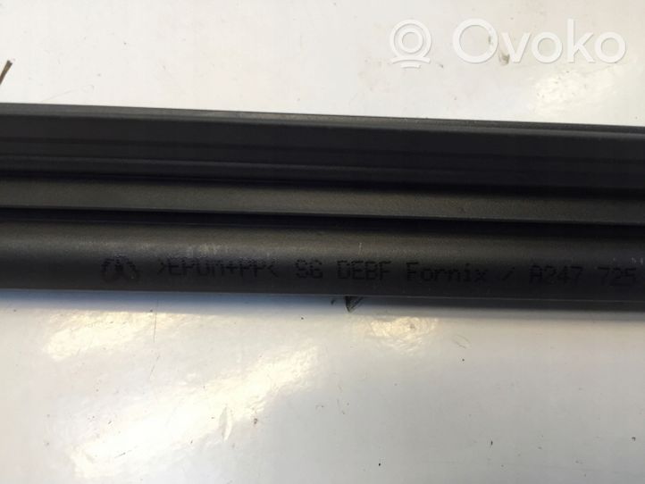 Mercedes-Benz GLA H247 Rivestimento modanatura del vetro della portiera anteriore A2477252701