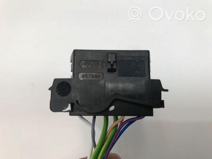 Citroen C4 III e-C4 Connettore ISO universale per autoradio 957980