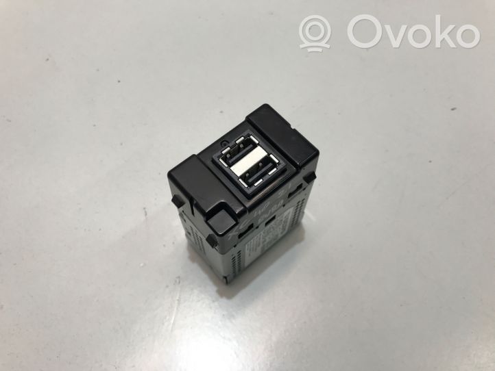 Volvo XC40 Connettore plug in USB 31407038