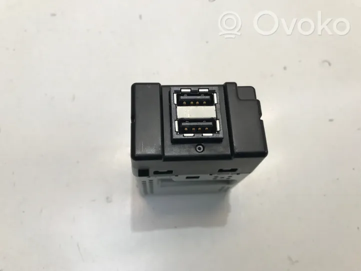 Volvo V60 Gniazdo / Złącze USB 31407038