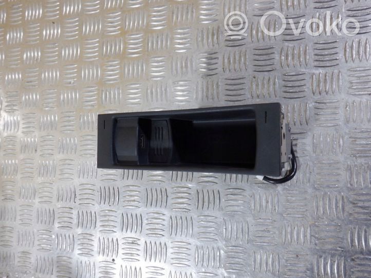 Volkswagen Touran I USB-pistokeliitin 1T0857925C
