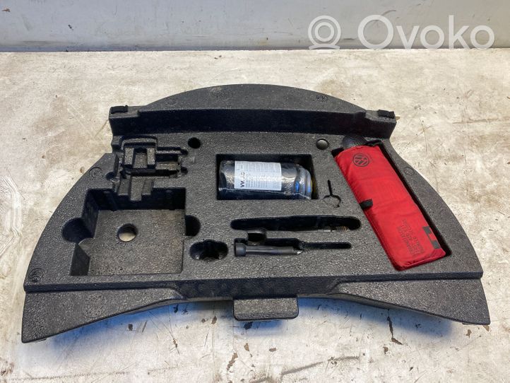 Volkswagen Touran III Tool set 5TA012115D