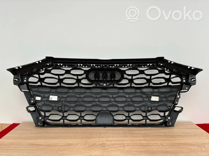 Audi RS3 8Y Grille calandre supérieure de pare-chocs avant 8Y0853651H