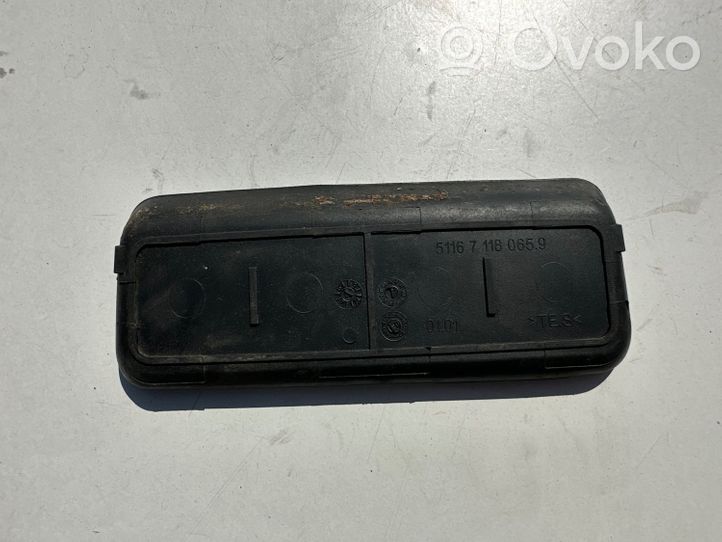 BMW 1 E81 E87 Kosnsolės stalčiuko/lentinėlės paklotėlis 7118065