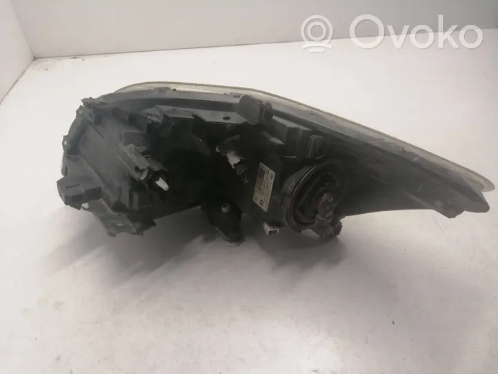 Toyota Auris 150 Lampa przednia 8111002470