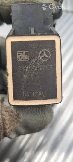 Mercedes-Benz R W251 Czujnik poziomu zawieszenia pneumatycznego osi przedniej A0105427717