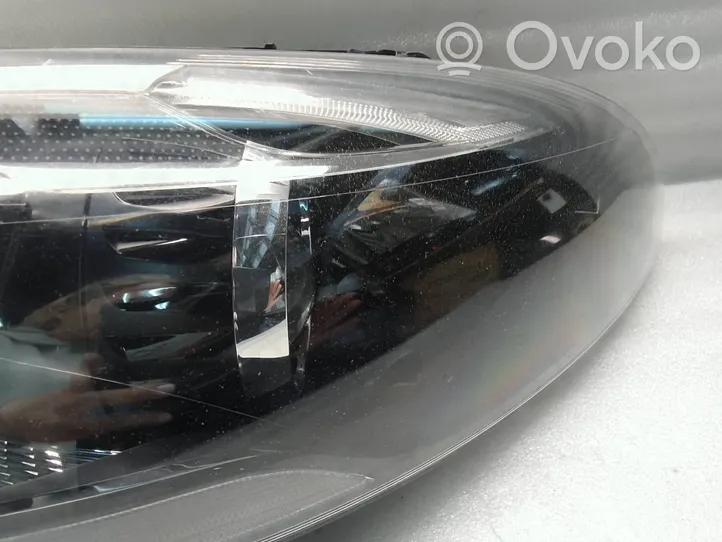 Volvo V40 Lampa przednia 31420008