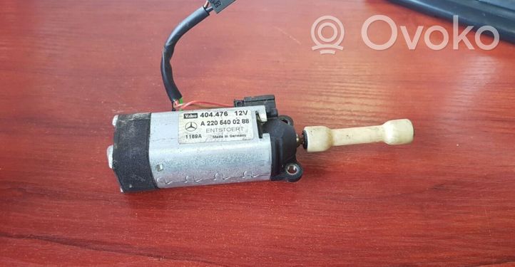 Mercedes-Benz C W203 Motorino di regolazione piantone dello sterzo A2205400288