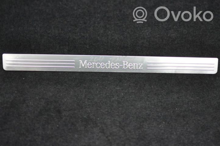 Mercedes-Benz E W211 Copertura del rivestimento del sottoporta anteriore A2046800135