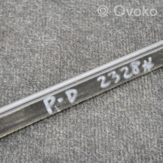 Volvo XC90 Listwa / Uszczelka szyby drzwi przesuwanych 31845555