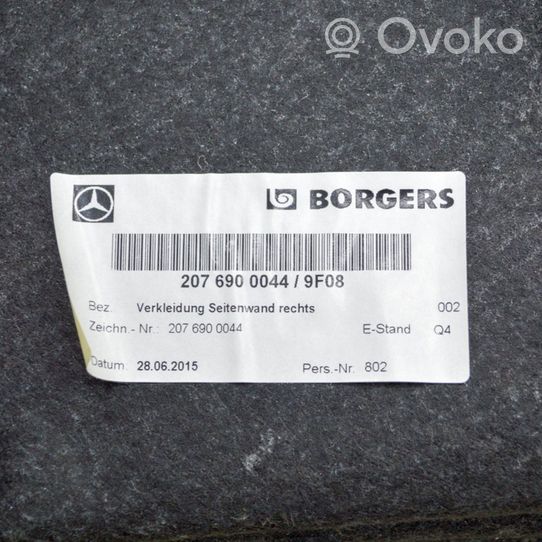 Mercedes-Benz E A207 Boczek / Tapicerka / bagażnika A2076900044
