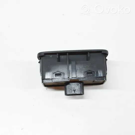 Volvo XC40 Tailgate/boot open switch button 31674800
