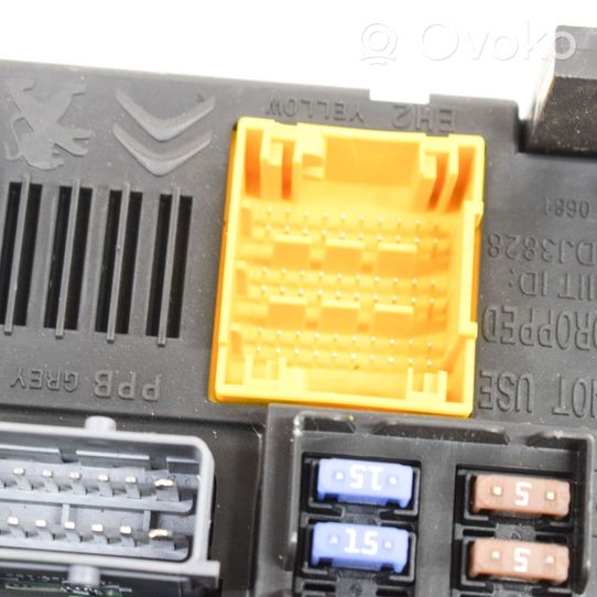 Opel Mokka X Relay mounting block 9832881080