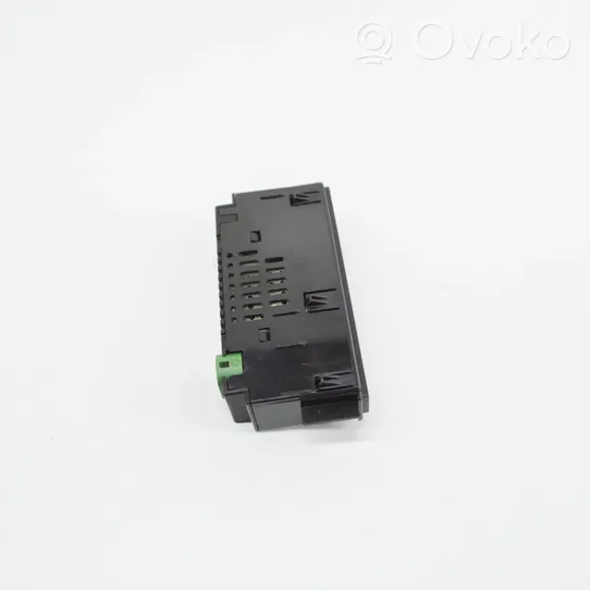 Volkswagen Golf VIII Connecteur/prise USB 5NA035736