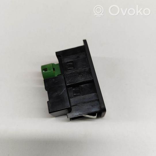 Volkswagen Golf VII AUX in-socket connector 5G0035222A