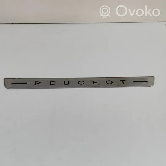 Peugeot 208 Osłona listwy przedniej 9828373080