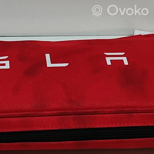 Tesla Model 3 Ensiapupakkaus 147507600D