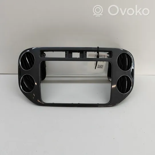 Volkswagen Tiguan Konsola środkowa / Radio / GPS 5N0858069G