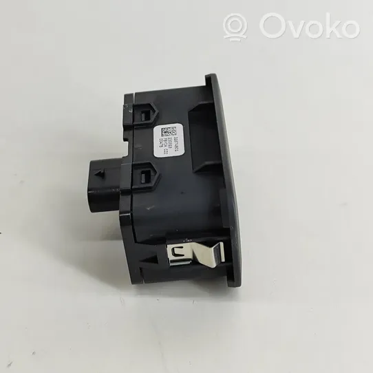 Volvo XC40 Bouton interrupteur ouverture du coffre 31674801