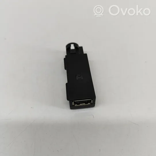 Skoda Superb B8 (3V) Connecteur/prise USB 5Q0035726C