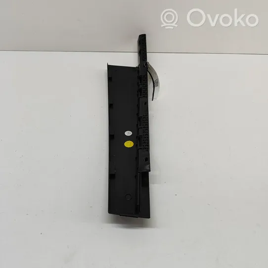 Skoda Superb B8 (3V) Verkleidung Türfenster Türscheibe hinten 3V0839901