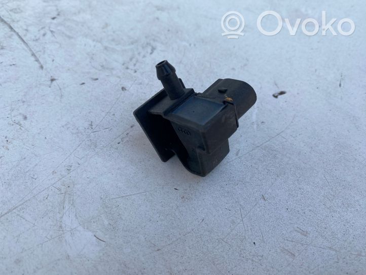 Audi A6 S6 C5 4B Ugello a spruzzo lavavetri per parabrezza 4B0855988