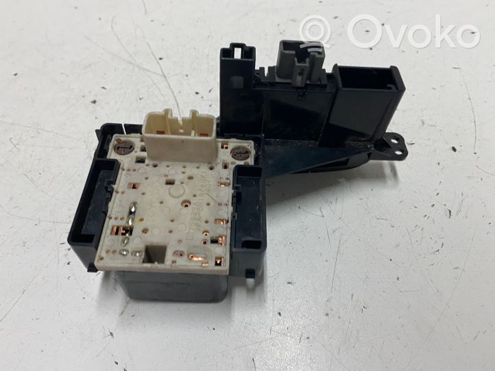 Toyota Yaris Botón interruptor de luz de peligro 758294