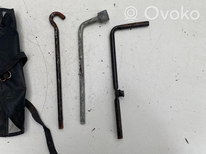 Toyota Previa (XR30, XR40) II Tool set 