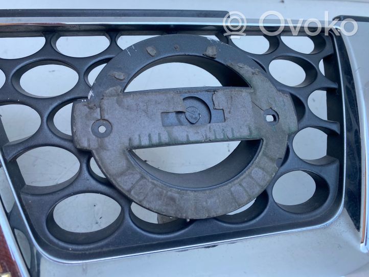 Nissan Navara D22 Grille calandre supérieure de pare-chocs avant 62310VK000