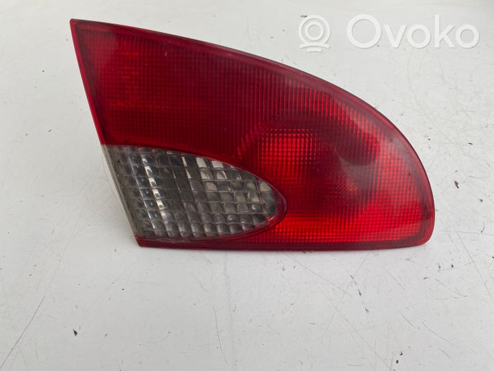 Toyota Avensis T220 Задний фонарь в крышке 23300102
