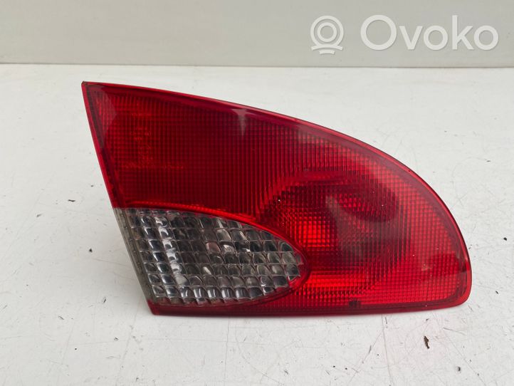 Toyota Avensis T220 Lampy tylnej klapy bagażnika 23300102