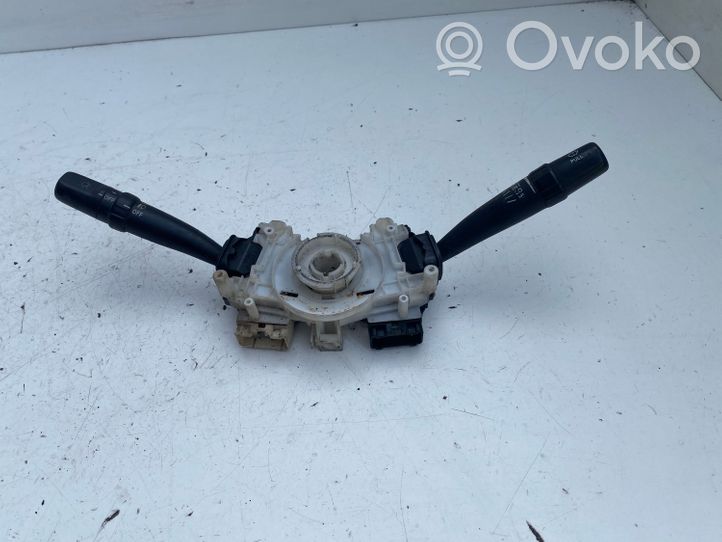 Toyota Avensis T220 Leva/interruttore dell’indicatore di direzione e tergicristallo 17B553