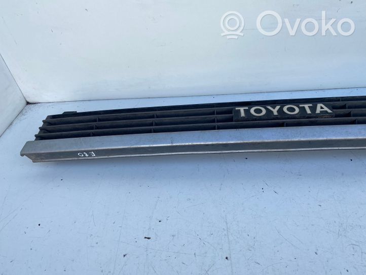 Toyota Corolla E80 Etupuskurin ylempi jäähdytinsäleikkö 5310112600