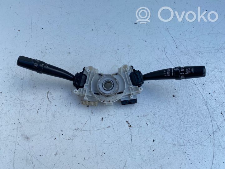 Toyota Avensis T220 Leva/interruttore dell’indicatore di direzione e tergicristallo 17B553