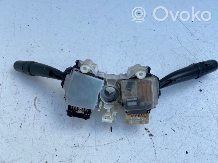 Toyota Avensis T220 Leva/interruttore dell’indicatore di direzione e tergicristallo 17B553