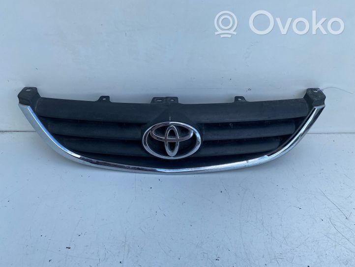 Toyota Avensis T220 Etupuskurin ylempi jäähdytinsäleikkö 5311105040A