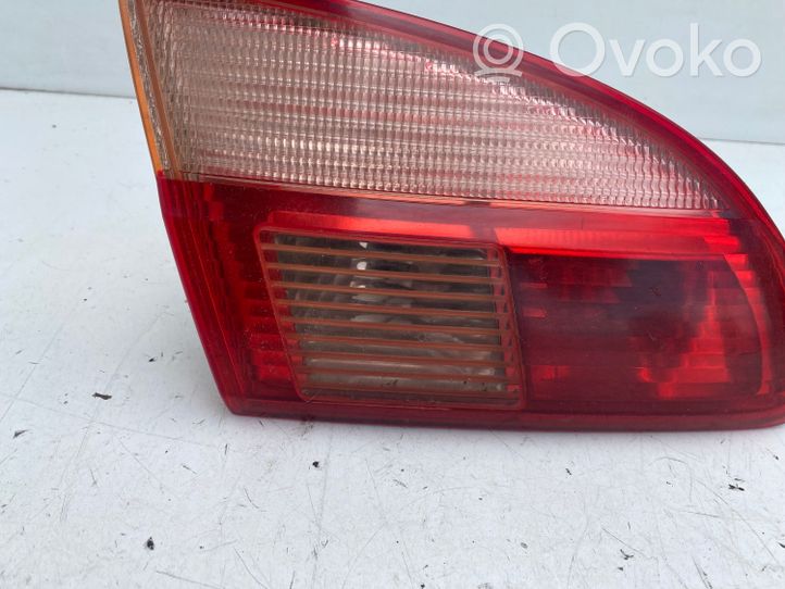 Toyota Avensis T220 Luces portón trasero/de freno 89022026