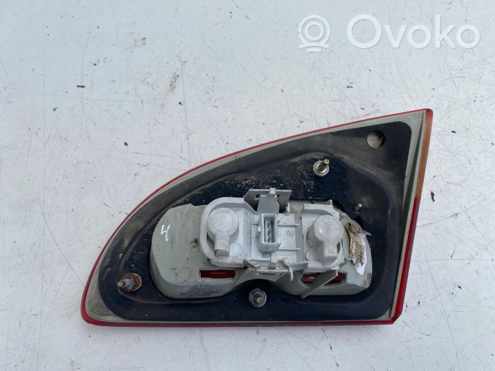 Toyota Avensis T220 Luci posteriori del portellone del bagagliaio 89022026